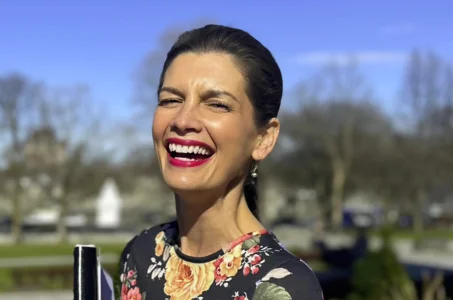 Genevi&egrave;ve Guilbault prend la pose sur la plage et elle est &agrave; couper le souffle