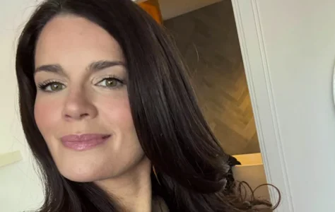 Marie-&Egrave;ve Janvier pose en sourire dans sa piscine et elle est magnifique