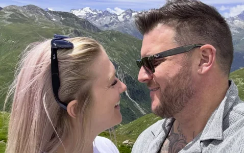 La blonde de Mathieu Baron fait monter la temp&eacute;rature en maillot de bain