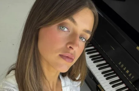 Alicia Moffet pose avec son chum et enflamme les m&eacute;dias sociaux