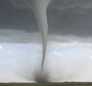 Une puissante tornade cause des d&eacute;g&acirc;ts majeurs