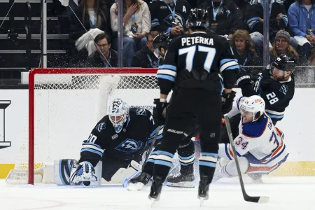 Fresh off signing contract, Oilers forward sends strong message to Mike Babcock