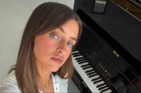 Après sa séparation, Alicia Moffet prend la pose en bonne compagnie Après sa séparation, Alicia Moffet prend la pose en bonne compagnie