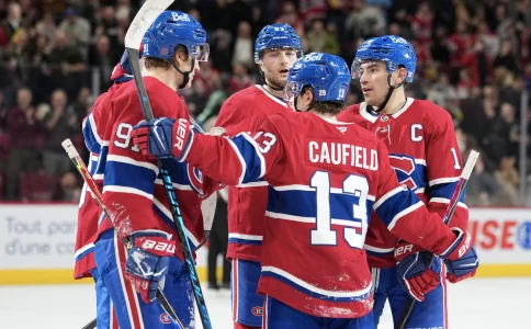 9 décembre 2025 ; Montréal, Québec, Canada ; Lattaquant des Canadiens de Montréal, Oliver Kapanen (91), célèbre avec ses coéquipiers après avoir marqué un but contre le Lightning de Tampa Bay au cours de la deuxième période au Centre Bell. 9 décembre 2025 ; Montréal, Québec, Canada ; Lattaquant des Canadiens de Montréal, Oliver Kapanen (91), célèbre avec ses coéquipiers après avoir marqué un but contre le Lightning de Tampa Bay au cours de la deuxième période au Centre Bell.