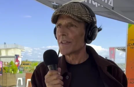 Jean Leloup livre une tr&egrave;s rare entrevue film&eacute;e et un d&eacute;tail retient l'attention