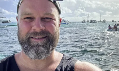 Guillaume Latendresse sort et fait une annonce avec son amoureuse