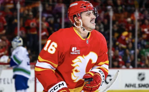 28 mars 2026 ; Calgary, Alberta, Canada ; Morgan Frost (16), centre des Flames de Calgary, célèbre son but marqué face aux Canucks de Vancouver au cours de la deuxième période au Scotiabank Saddledome. 28 mars 2026 ; Calgary, Alberta, Canada ; Morgan Frost (16), centre des Flames de Calgary, célèbre son but marqué face aux Canucks de Vancouver au cours de la deuxième période au Scotiabank Saddledome.