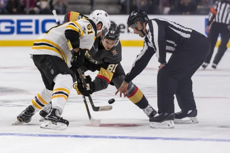 15 octobre 2017 ; Las Vegas, Nevada, États-Unis ; Vadim Shipachyov (87), centre des Golden Knights de Vegas, et Ryan Spooner (51), centre des Bruins de Boston, saffrontent lors de la première période à la T-Mobile Arena. 15 octobre 2017 ; Las Vegas, Nevada, États-Unis ; Vadim Shipachyov (87), centre des Golden Knights de Vegas, et Ryan Spooner (51), centre des Bruins de Boston, saffrontent lors de la première période à la T-Mobile Arena.