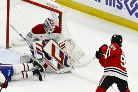 3 janvier 2025 ; Chicago, Illinois, États-Unis ; Connor Bedard (98), centre des Blackhawks de Chicago, tire au but face au gardien des Canadiens de Montréal, Sam Montembeault (35), durant la deuxième période au United Center. 3 janvier 2025 ; Chicago, Illinois, États-Unis ; Connor Bedard (98), centre des Blackhawks de Chicago, tire au but face au gardien des Canadiens de Montréal, Sam Montembeault (35), durant la deuxième période au United Center.