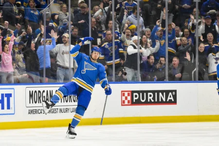 5 avril 2025 ; Saint-Louis, Missouri, États-Unis ; Zack Bolduc (76), centre des Blues de Saint-Louis, exulte après avoir marqué contre lAvalanche du Colorado lors de la première période au Enterprise Center.