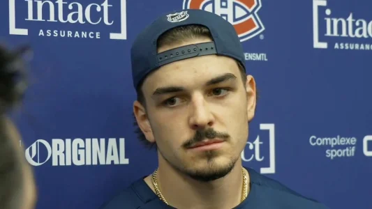 Le défenseur du Canadien de Montréal, Arber Xhekaj, en conférence de presse devant les médias.