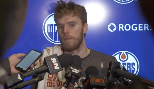 Lattaquant des Oilers dEdmonton, Connor McDavid, en conférence de presse devant les médias pendant le parcours du Canadien de Montréal en séries.