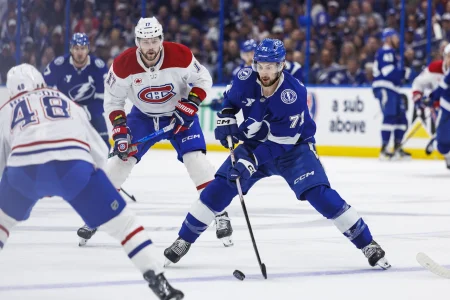 3 mai 2026 ; Tampa, Floride, États-Unis ; lattaquant du Lightning de Tampa Bay, Anthony Cirelli (71), contrôle la rondelle face au défenseur des Canadiens de Montréal, Lane Hutson (48), durant la première période du septième match du premier tour des séries éliminatoires de la Coupe Stanley 2026 à la Benchmark International Arena.