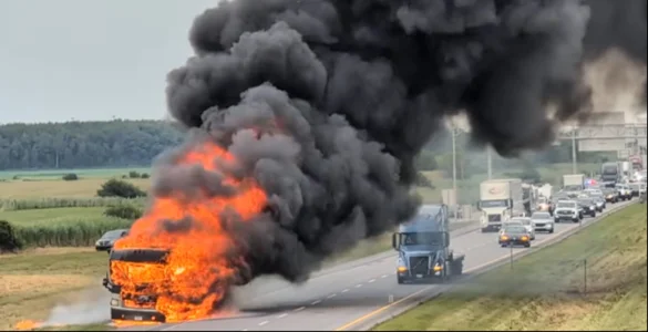 Deux v&eacute;hicules prennent feu sur une autoroute au Qu&eacute;bec