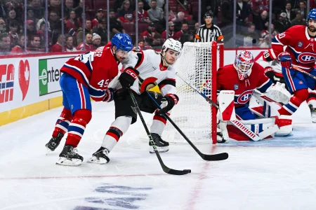 2 décembre 2025; Montréal, Québec, Canada; Le défenseur des Canadiens de Montréal, Alexandre Carrier (45), défend la rondelle face au centre des Sénateurs dOttawa, Ridly Greig (71), près du but durant la première période au Centre Bell.