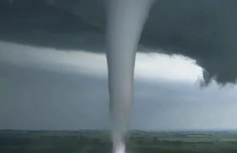 Tornade dangereuse au Qu&eacute;bec : une alerte majeure &agrave; la population