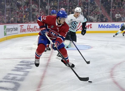 14 octobre 2025; Montréal, Québec, Canada; le défenseur des Canadiens de Montréal, Arber Xhekaj (72), contrôle la rondelle tandis que lattaquant du Kraken de Seattle, Jani Nyman (38), effectue un échec-avant durant la première période au Centre Bell.