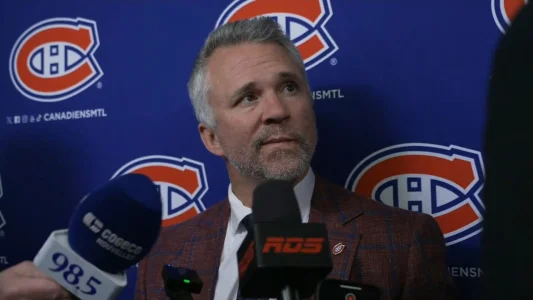 Martin St-Louis, entraîneur-chef des Canadiens de Montréal, réagit après un match.