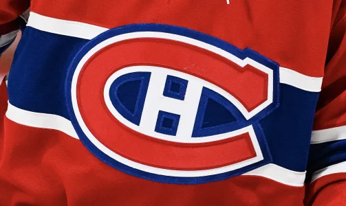 12 décembre 2022 ; Montréal, Québec, Canada ; Vue du logo des Canadiens de Montréal sur le maillot porté par un joueur de léquipe lors de léchauffement précédant le match contre les Flames de Calgary au Centre Bell. 12 décembre 2022 ; Montréal, Québec, Canada ; Vue du logo des Canadiens de Montréal sur le maillot porté par un joueur de léquipe lors de léchauffement précédant le match contre les Flames de Calgary au Centre Bell.