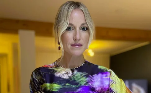 &Eacute;mily B&eacute;gin pose avec un homme bien connu et les commentaires sont nombreux