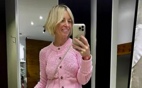 &Eacute;mily B&eacute;gin pose aux c&ocirc;t&eacute;s de cet homme ador&eacute; au Qu&eacute;bec et sa photo fait beaucoup jaser