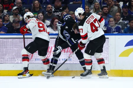 16 novembre 2024 ; Tampa, Floride, États-Unis ; Conor Geekie (14), centre du Lightning de Tampa Bay, Paul Cotter (47), centre des Devils du New Jersey, et Dawson Mercer (91), également centre, se disputent la rondelle en première période à lAmalie Arena.