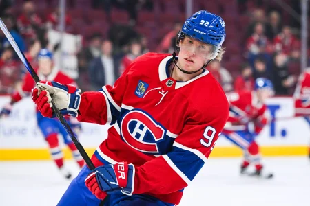 16 octobre 2025; Montréal (Québec); Patrik Laine (92), ailier droit des Canadiens de Montréal, observe léchauffement avant le match contre les Predators de Nashville au Centre Bell.