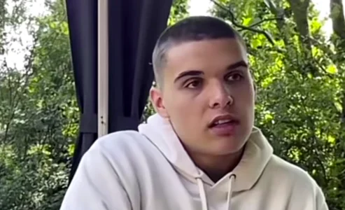 Un client d'un caf&eacute; insulte Lewis le Fou parle qu'il parle trop fort &agrave; son t&eacute;l&eacute;phone