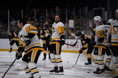 Centerman signs new contract overseas after going unsigned in NHL free agency