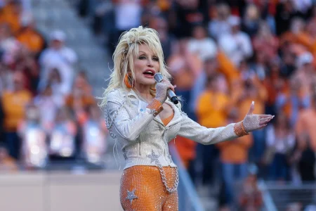Dolly Parton s'&eacute;teint et les hommages de ses fans sont nombreux