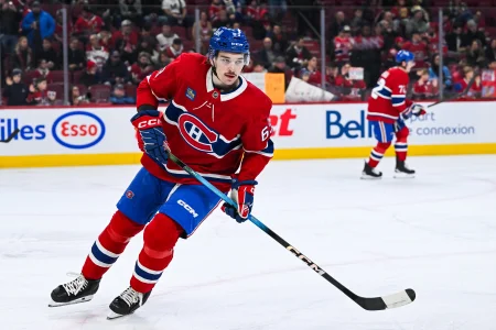 2 décembre 2025; Montréal, Québec, Canada; Florian Xhekaj (63), ailier gauche des Canadiens de Montréal, patine à léchauffement avant le match contre les Sénateurs dOttawa au Centre Bell.