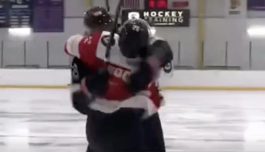 Logan Cooley, impliqué dans une bataille lors dun match amical.
