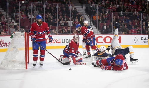 25 novembre 2017; Montréal, Québec, Canada; Lailier gauche des Sabres de Buffalo, Evander Kane (9), marque contre le gardien des Canadiens de Montréal, Carey Price (31), en troisième période au Centre Bell. Après vérification vidéo, le but est refusé.