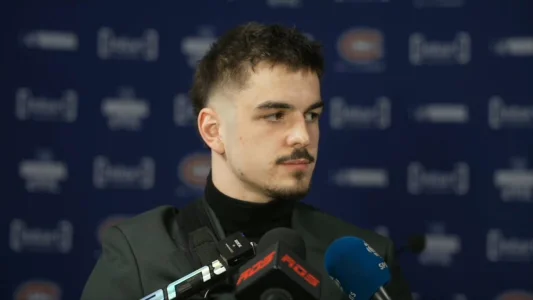 Le défenseur du Canadien de Montréal, Arber Xhekaj, en conférence de presse devant les médias.