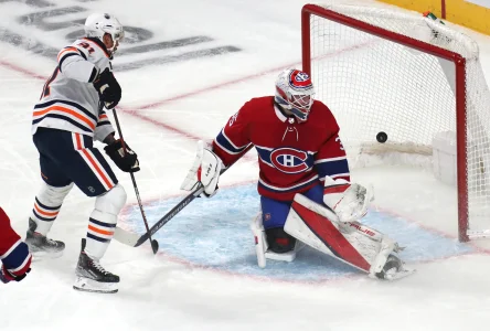 29 janvier 2022; Montréal, Québec, Canada; Lailier gauche des Oilers dEdmonton, Evander Kane (91), marque un but contre le gardien des Canadiens de Montréal, Sam Montembeault (35), en première période au Centre Bell.