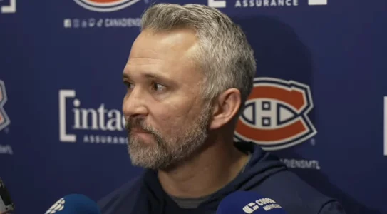 Lentraîneur-chef du Canadien de Montréal, Martin St-Louis, en conférence de presse devant les médias.