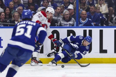 19 avril 2026 ; Tampa, Floride, États-Unis ; Dominic James (17), attaquant du Lightning de Tampa Bay, glisse en défendant sur Arber Xhekaj (72), défenseur des Canadiens de Montréal, lors de la deuxième période du premier match du premier tour des séries éliminatoires de la Coupe Stanley 2026 à la Benchmark International Arena.