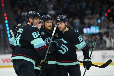 19 janvier 2026 ; Seattle, Washington, États-Unis ; Les joueurs du Kraken de Seattle célèbrent un but marqué contre les Penguins de Pittsburgh par lailier droit Eeli Tolvanen (20) lors de la troisième période à la Climate Pledge Arena.