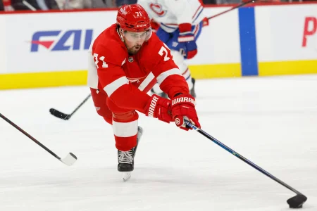 13 novembre 2021 ; Détroit, Michigan, États-Unis ; Dylan Larkin (71), centre des Red Wings de Détroit, patine avec la rondelle en deuxième période contre les Canadiens de Montréal à la Little Caesars Arena.