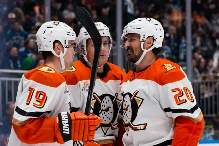 24 mars 2026 ; Vancouver, Colombie-Britannique, Canada ; les attaquants des Ducks dAnaheim Troy Terry (19), Leo Carlsson (91) et Chris Kreider (20) célèbrent le but de Terry contre les Canucks de Vancouver lors de la troisième période au Rogers Arena.