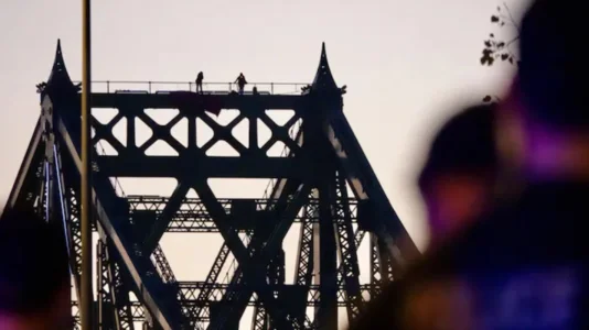 Op&eacute;ration polici&egrave;re en cours sur le pont Jacques-Cartier