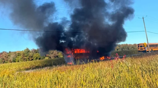 Un autobus scolaire s'embrase apr&egrave;s une collision au Qu&eacute;bec