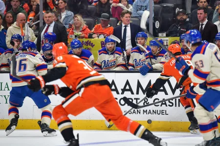 Mike Babcock surprises reporter with unexpected move after Oilers beat Kings