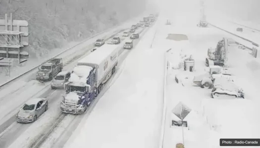 De nombreuses sorties de route au Qu&eacute;bec : la neige complique les d&eacute;placements