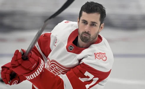 Deux sources confirment ce que les Red Wings demandent au Canadien en &eacute;change de Dylan Larkin