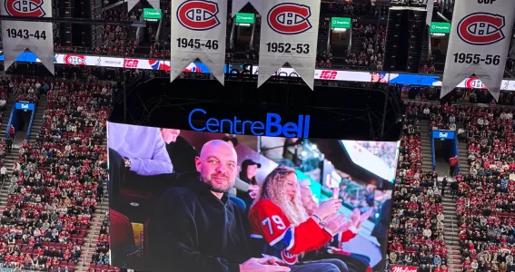Un invit&eacute; surprise est d&eacute;barqu&eacute; au Centre Bell durant le match du Canadien contre les Sharks