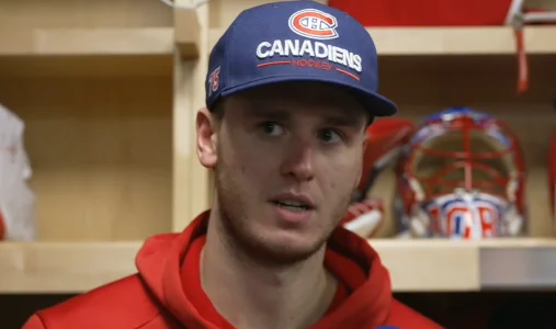 Le geste controvers&eacute; de Jakub Dobes en point de presse fait jaser apr&egrave;s sa gaffe majeure contre les Sharks