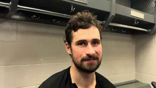 Lattaquant des Red Wings de Detroit, Dylan Larkin, en conférence de presse daprès-match devant les médias.