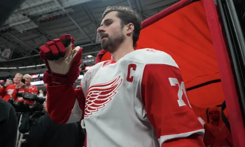 Dossier Dylan Larkin: un gros indice laisse croire qu'une transaction est en pr&eacute;paration avec le Canadien