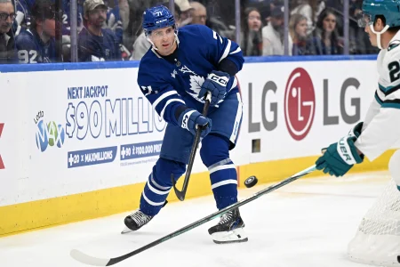 5-foot-10 Leafs forward gets destroyed by 6-foot-4 Oilers defenseman in eye-opening fight